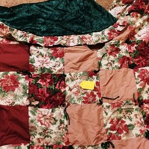 Reversible tree skirt